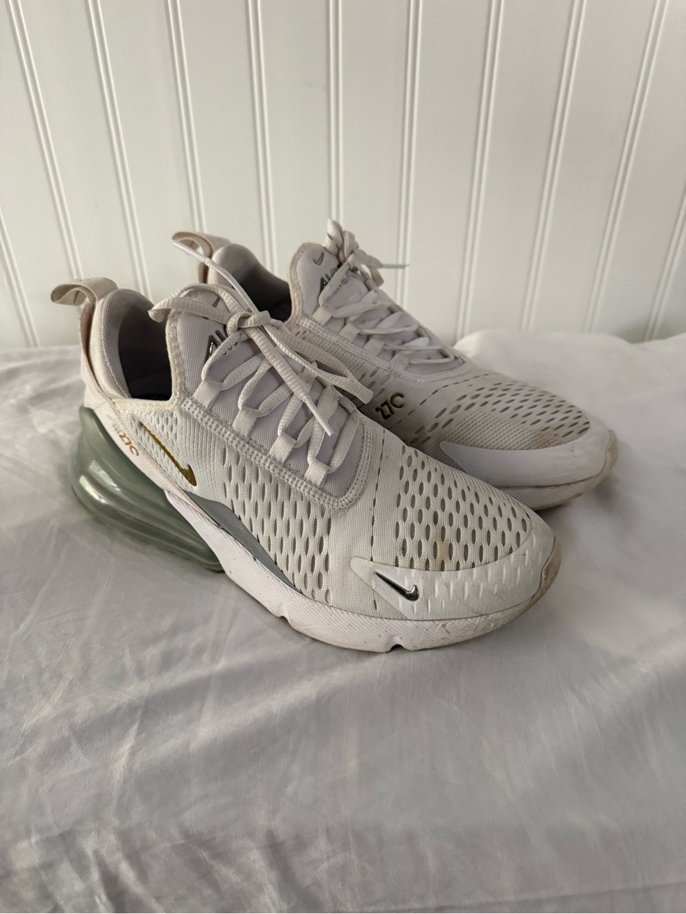 Nike woman’s Air Max 270 Sneakers  Air Unit